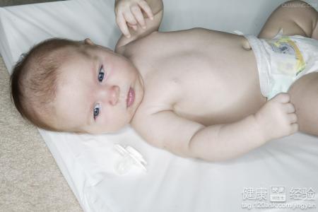 孕母應該怎樣抱孩子進行哺乳